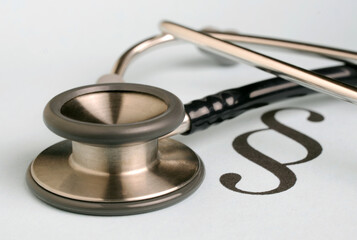 Medizinstrafrecht - Stethoskop mit Paragraphenzeichen