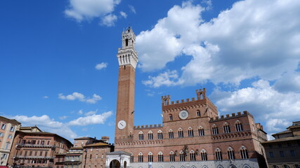 Obraz premium Panorama of Piazza del Campo (Campo square), Palazzo Publico and Torre del Mangia (Mangia tower) in Siena, Tuscany, Italy 