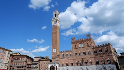 Fototapeta premium Panorama of Piazza del Campo (Campo square), Palazzo Publico and Torre del Mangia (Mangia tower) in Siena, Tuscany, Italy 
