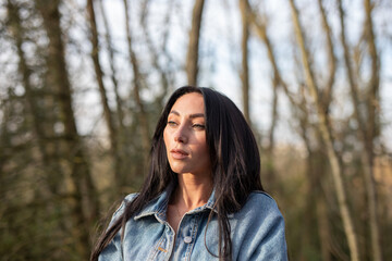 Fototapeta premium Wunderschöne Frau mit Schwarzem Haar Leidenschaftlich mit Rose und elegantem Lebenstil unterwegs in Berlin