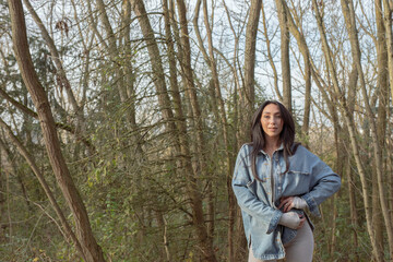 Wunderschöne Frau mit Schwarzem Haar Leidenschaftlich mit Rose und elegantem Lebenstil unterwegs...