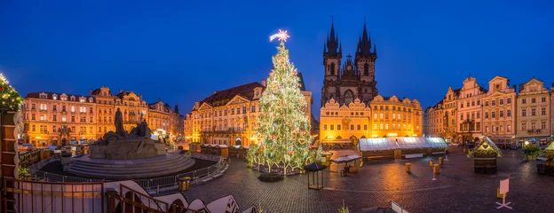 Rolgordijnen Panoramic view of the Christmas market at the Old Town Square in Prague, Czech Republic © eyetronic