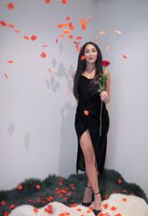 Wunderschöne Frau mit Schwarzem Haar Leidenschaftlich in Berlin mit Rose und elegantem Lebenstil...