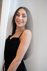 Wunderschöne Frau mit Schwarzem Haar Leidenschaftlich in Berlin mit Rose und elegantem Lebenstil...