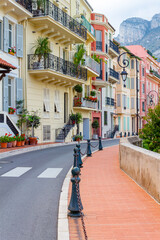 Bunte Wohnhäuser in Monaco mit schönen Hausfassaden.