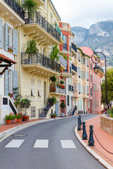 Bunte Wohnhäuser in Monaco mit schönen Hausfassaden.