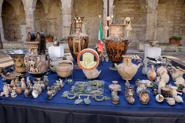 Carabinieri defeat international traffic of Magna Graecia archaeological finds, stolen in the city...