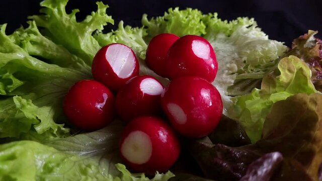 Radieschen auf Salatbl&auml;tter