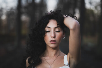 Wunderschöne Frau mit Schwarzem Haar Leidenschaftlich in Berlin mit Rose und elegantem Lebenstil unterwegs