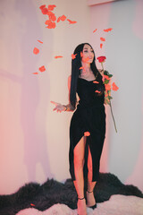 Wunderschöne Frau mit Schwarzem Haar Leidenschaftlich in Berlin mit Rose und elegantem Lebenstil