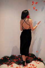Wunderschöne Frau mit Schwarzem Haar Leidenschaftlich in Berlin mit Rose und elegantem Lebenstil