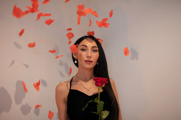 Wunderschöne Frau mit Schwarzem Haar Leidenschaftlich in Berlin mit Rose und elegantem Lebenstil