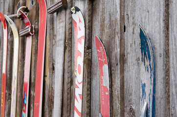 Alte Ski an Bretterwand