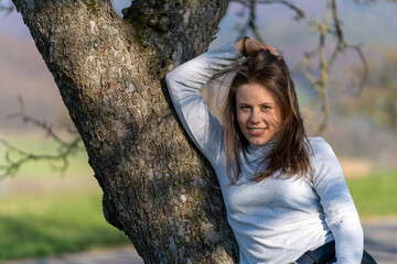 Frau am Baum