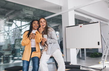 Black woman pointing at somewhere for girlfriend