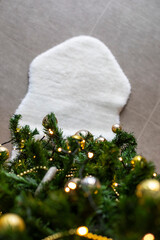 Alfombra de pelos debajo de &aacute;rbol de Navidad