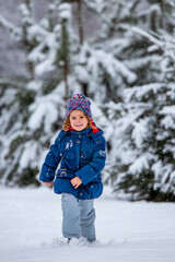 Radosna dziewczynka biegnie w śniegu - obrazy, fototapety, plakaty