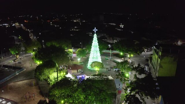 Imagem a&eacute;rea de drone, Arvore de Natal em pra&ccedil;a p&uacute;blica com luzes acesas boas festas
