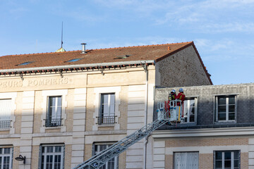 Obraz premium pompiers sur la grande échelle