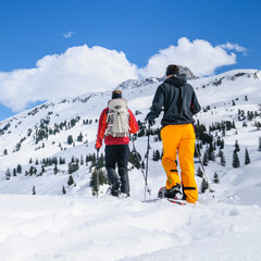 Eine Erlebnis-Tour mit Schneeschuhen in alpiner Landschaft