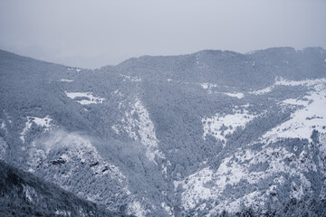 Fototapeta na wymiar Snowy mountains in winter in the Pyrenees