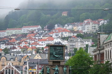 Das bekannte Innenstadtpanorama der norwegischen Stadt Bergen vom Platz Torgallmenningen mit dem...