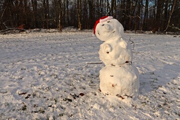 Schneemann mit roter Nikolausmütze