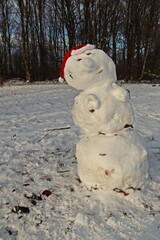 Schneemann mit roter Nikolausmütze