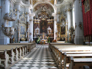 Fototapeta na wymiar Die barocke Pfarrkirche in Toblach. Toblach, Suedtirol, Italien, Europa -- The baroque parish church in Toblach. Toblach, South Tyrol, Italy, Europe 