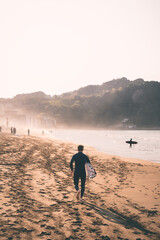 Fototapeta premium Surfer running to water - Man back portrait surf