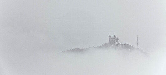 Der Sonntagberg über den Nebel, Mostviertel, Ybbstal