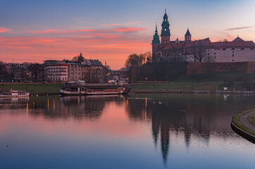 Fototapeta na wymiar Wawel Castle and Wawel cathedral seen from the Vistula boulevards in the morning
