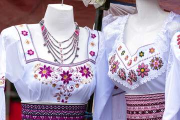 chambras, ponchos, alpargatas, prendas de vestir de la cultura indigena de ecuador
