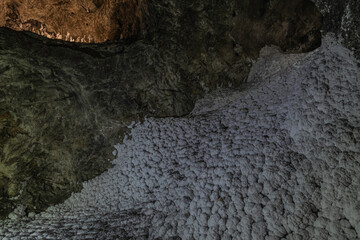 cascada de sal dentro de una mina con 500 años de antiguedad