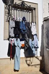 Fototapeta na wymiar Secando ropa en la ventana