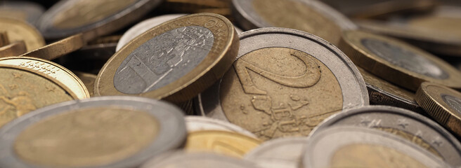 Ein paar Euro Münzen von der Nähe mit unscharfen Vordergrund und Hintergrund.