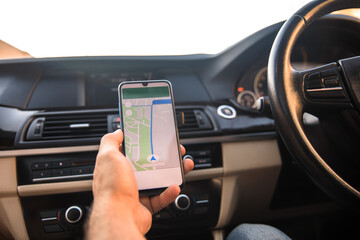 Naklejka premium driver holding smart phone with navigation
