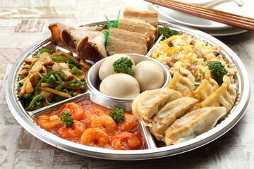 食卓の中華オードブル