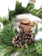 Natural Christmas decorations with an Advent wreath and gingerbread.