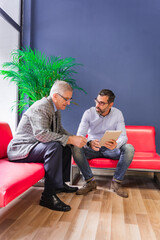 Obraz premium Looking at the meeting project togehter for their partners while sitting