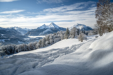 Fototapeta na wymiar Hiking trail in an idyllic winter landscape, Watzmann, Berchtesgaden, Bavaria, Germany
