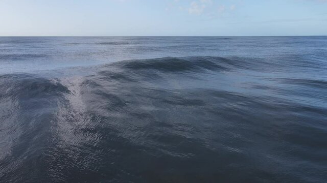 Onde lunghe al mare d'inverno.