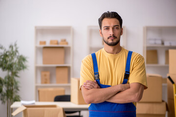 Fototapeta premium Young male contractor doing home relocation