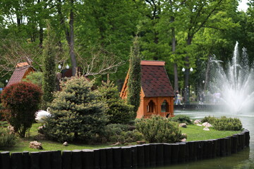 Fototapeta na wymiar green well-groomed beautiful park near the lake