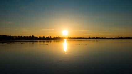 黄金の朝日と水面反射