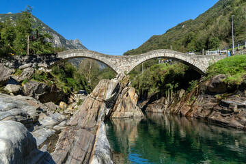 Fototapeta na wymiar Die Römerbrücke Ponte dei Salti im Tessin