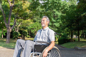 車椅子のシニア男性