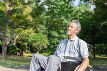 車椅子のシニア男性