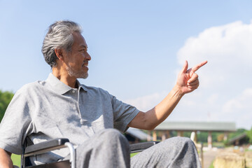 車椅子のシニア男性