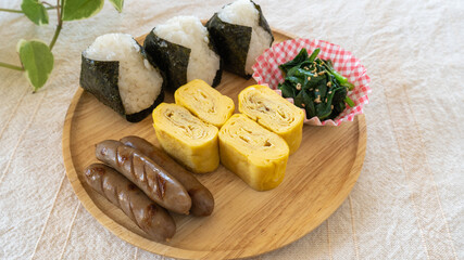 おにぎりと玉子焼き